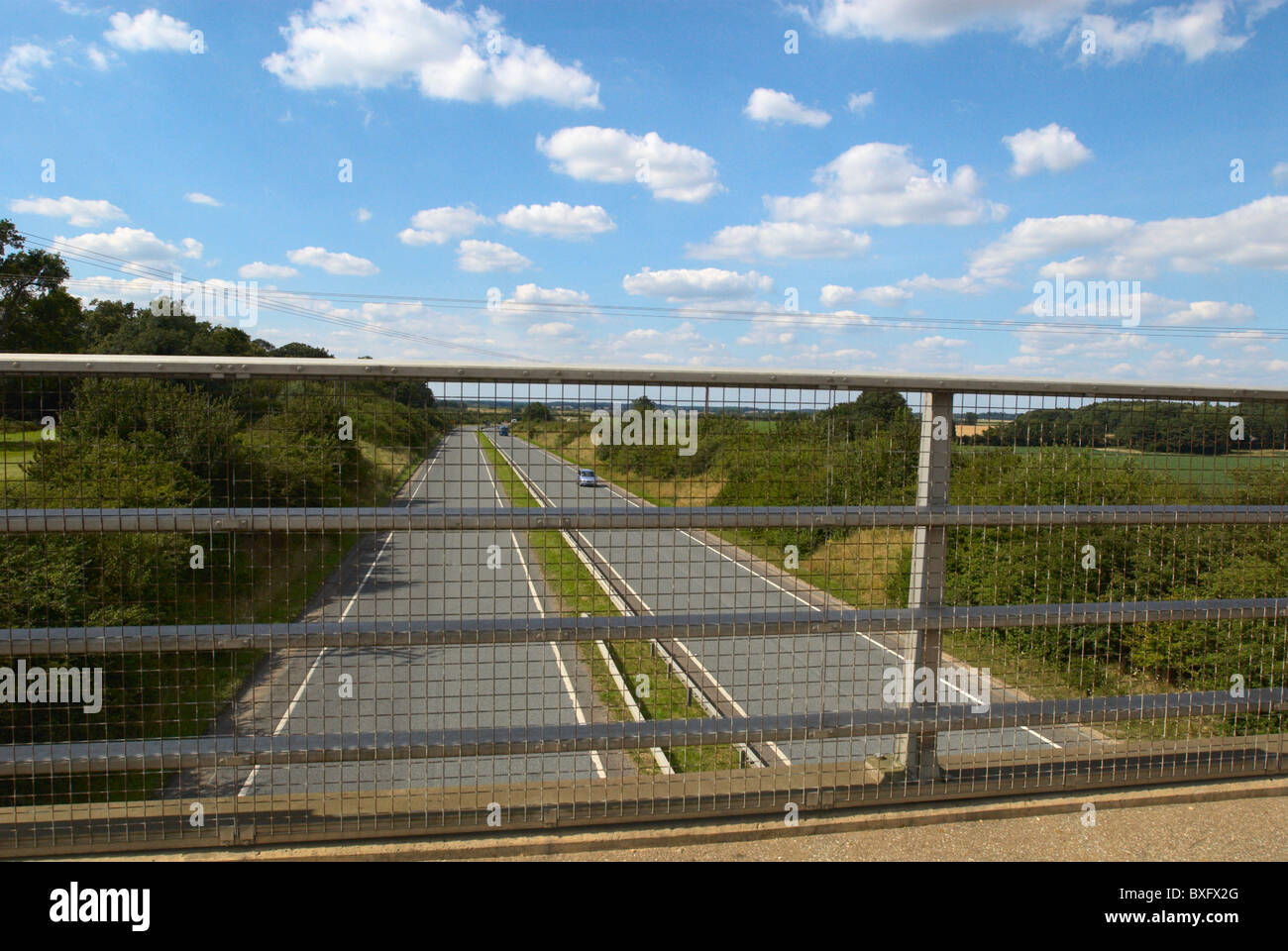 Struttura di barriera protettiva su un ponte stradale su una strada a doppia carreggiata Suffolk REGNO UNITO Foto Stock