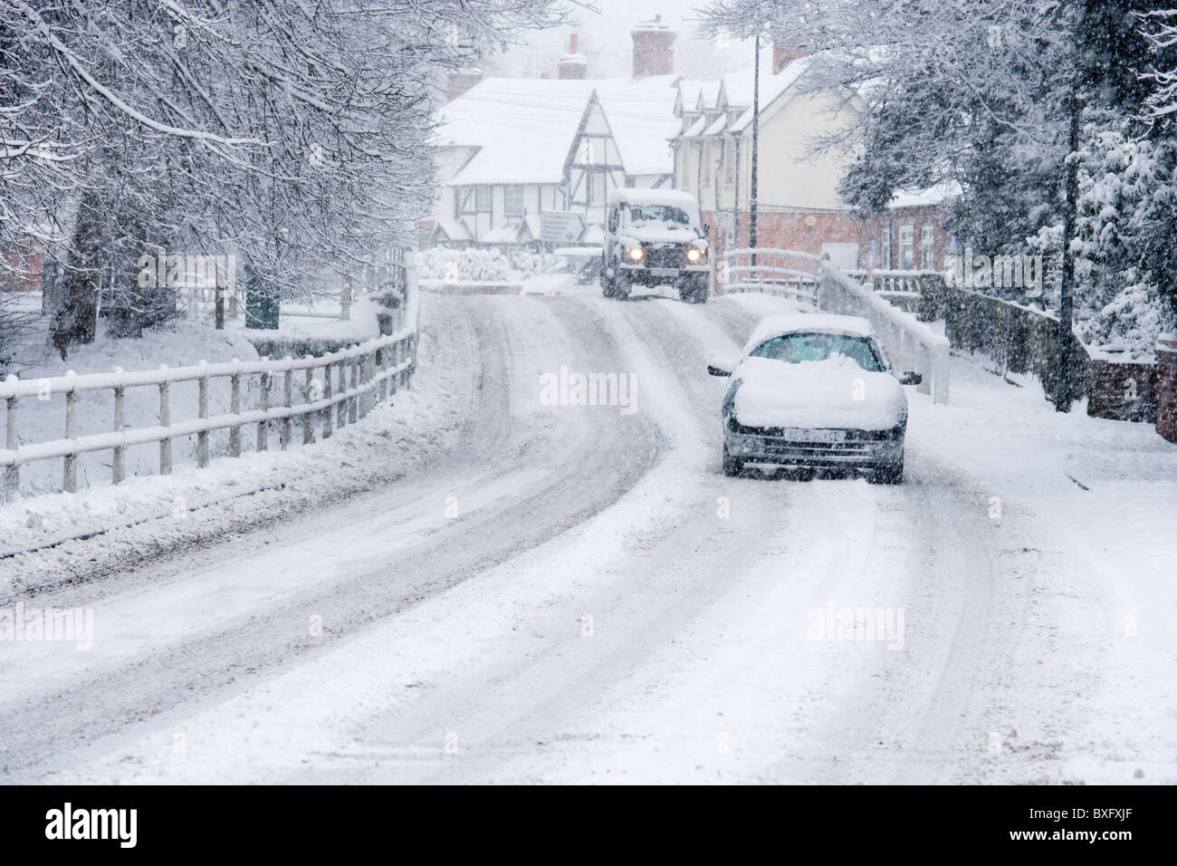 Auto con neve appena cancellato dalla finestra. Regno Unito. Foto Stock
