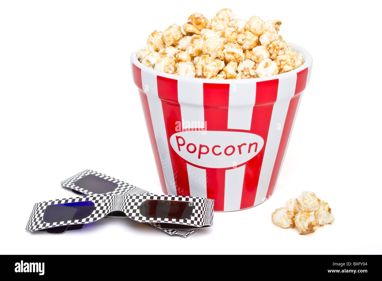 Il bianco e il rosso ciotola di popcorn con gli occhiali 3D da basso prospettica isolata su bianco. Foto Stock