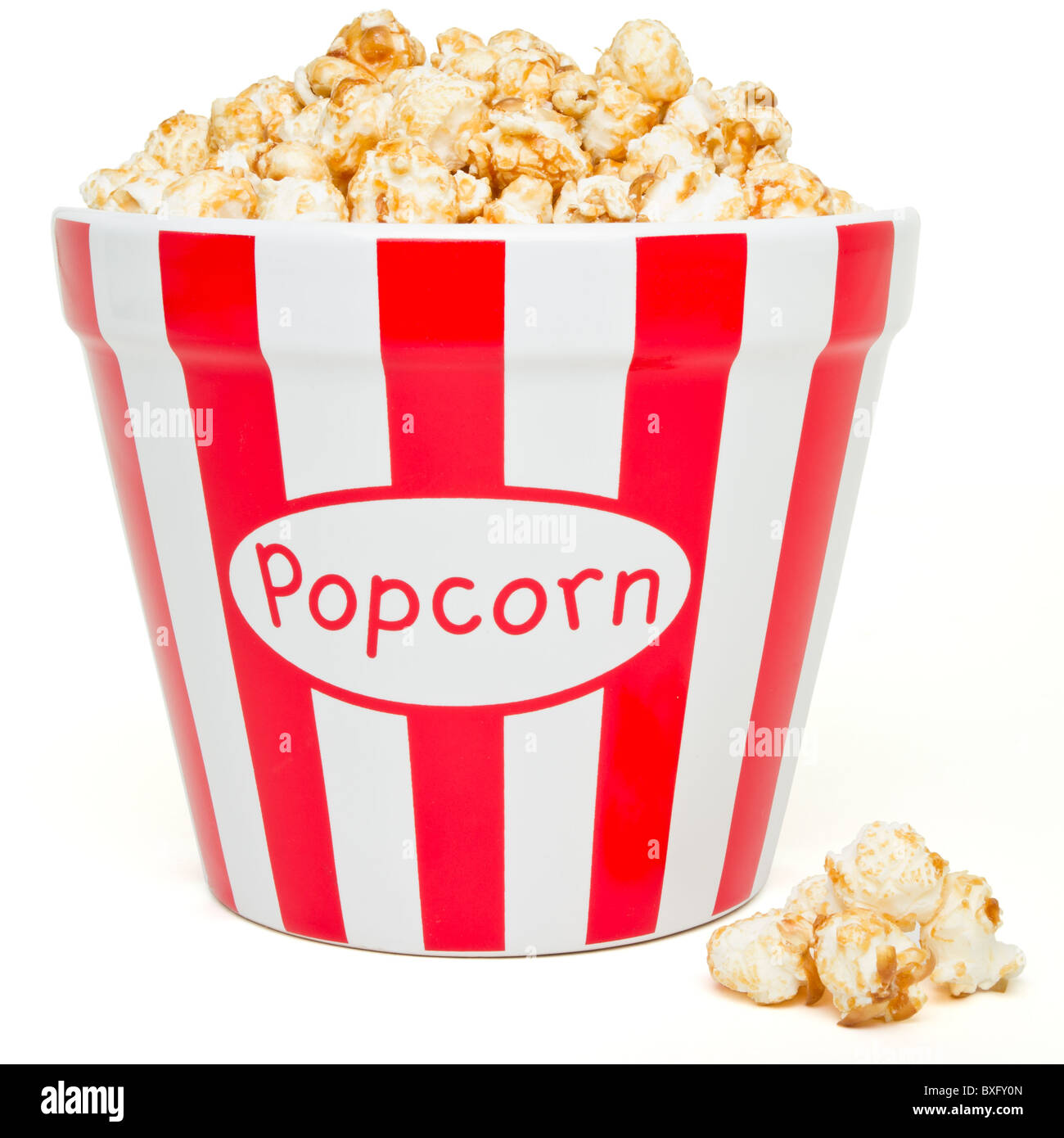 Il bianco e il rosso ciotola di popcorn da basso prospettica isolata su bianco. Foto Stock