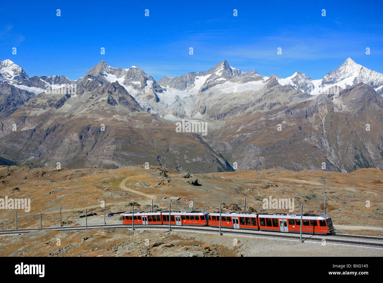 Gornergratbahn con le montagne alle spalle, Svizzera Foto Stock