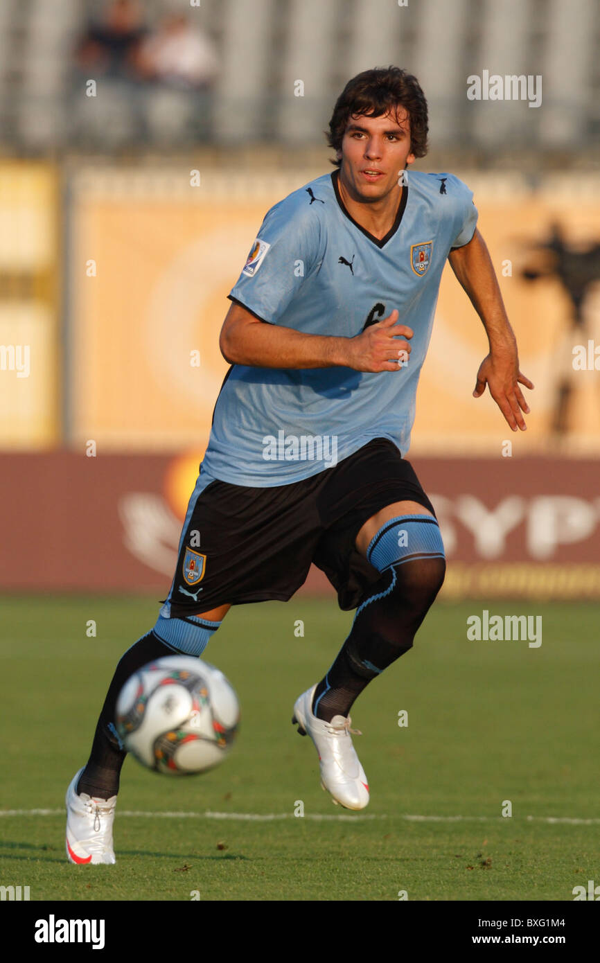 Leandro Cabrera dell'Uruguay in azione durante un round della Coppa del mondo FIFA U-20 di 16 contro il Brasile 7 ottobre 2009 allo stadio Port Said di Port Said, Egitto. Solo per uso editoriale. Uso commerciale vietato. (Fotografia di Jonathan Paul Larsen / Diadem Images) Foto Stock