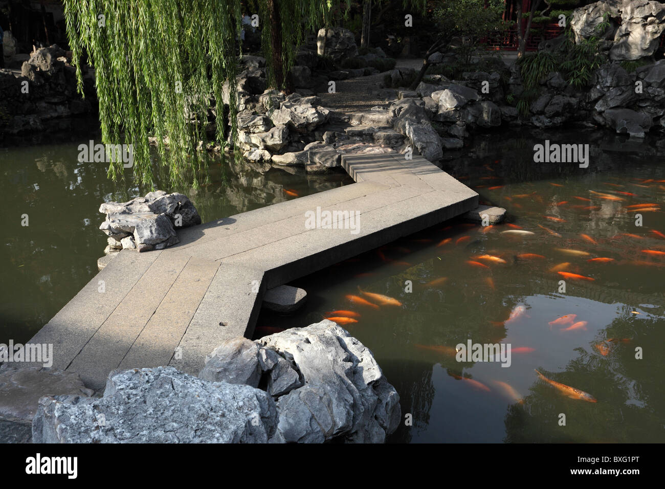 Giardino Cinese con Koi Pond in Shanghai Foto Stock