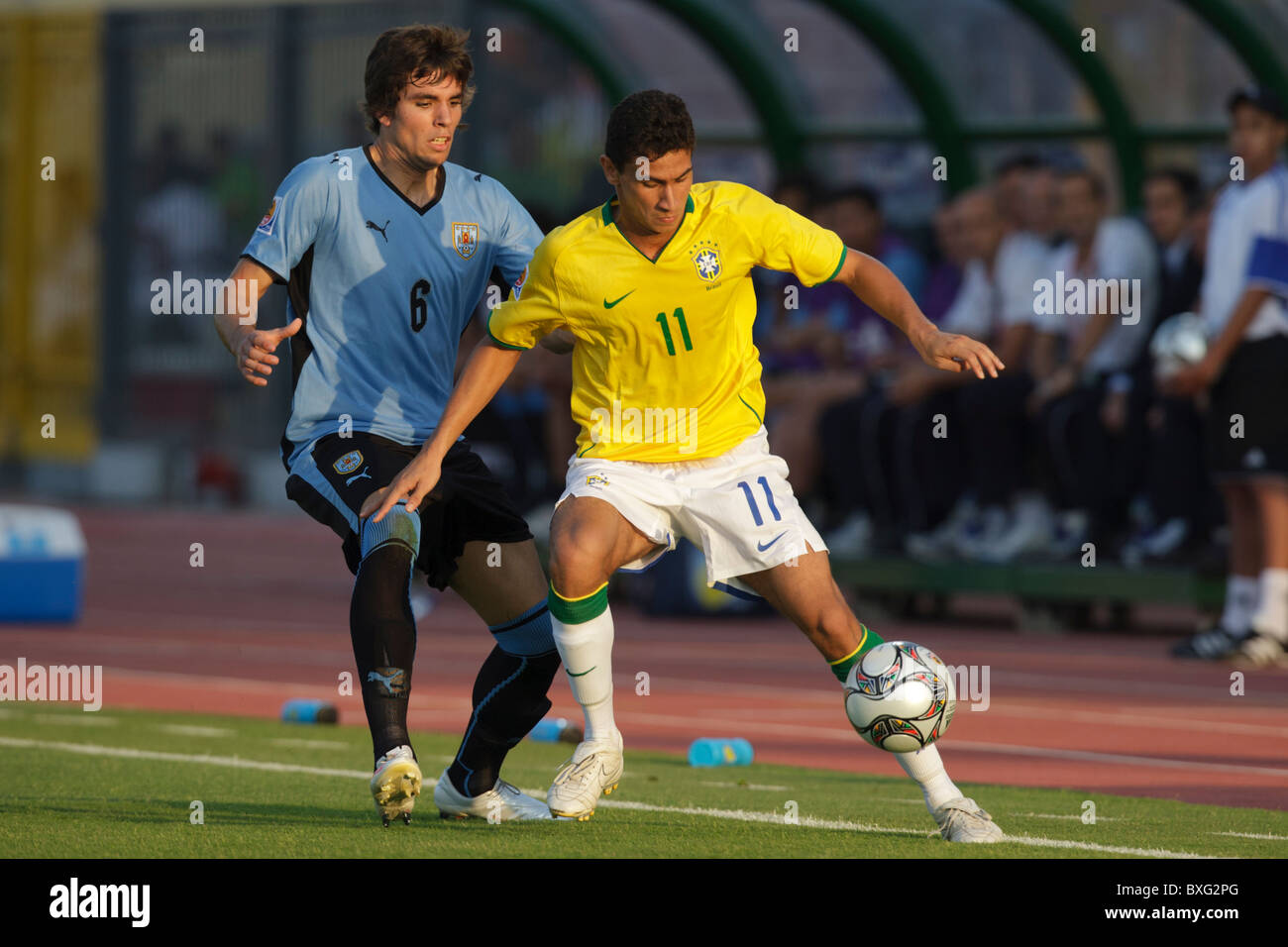 Leandro Cabrera dell Uruguay (6) Pressioni Ganso del Brasile (11) durante una FIFA U-20 World Cup round di confronto 16 Ottobre 7, 2009. Foto Stock