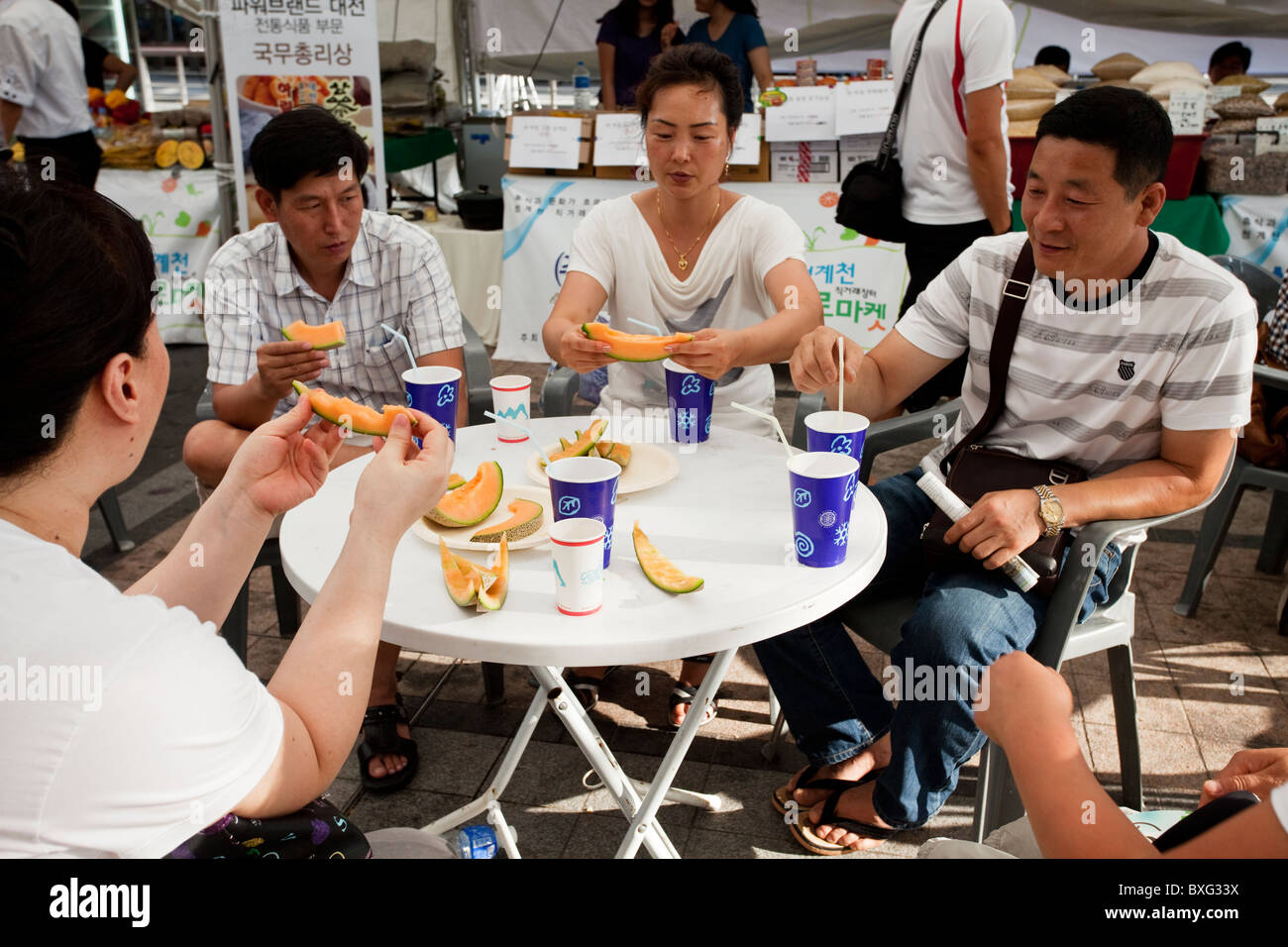 I coreani seduti in uno snack bar in Seoul, Corea del Sud Foto Stock