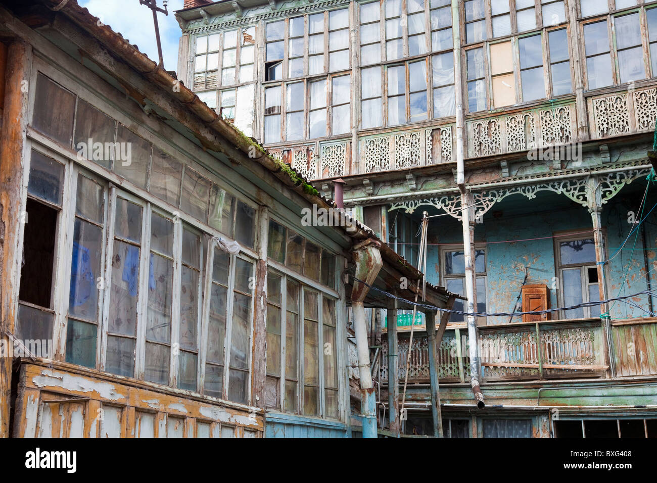 Legno scolpito case balconied a Tbilisi città vecchia, Kala, Georgia. JMH3971 Foto Stock