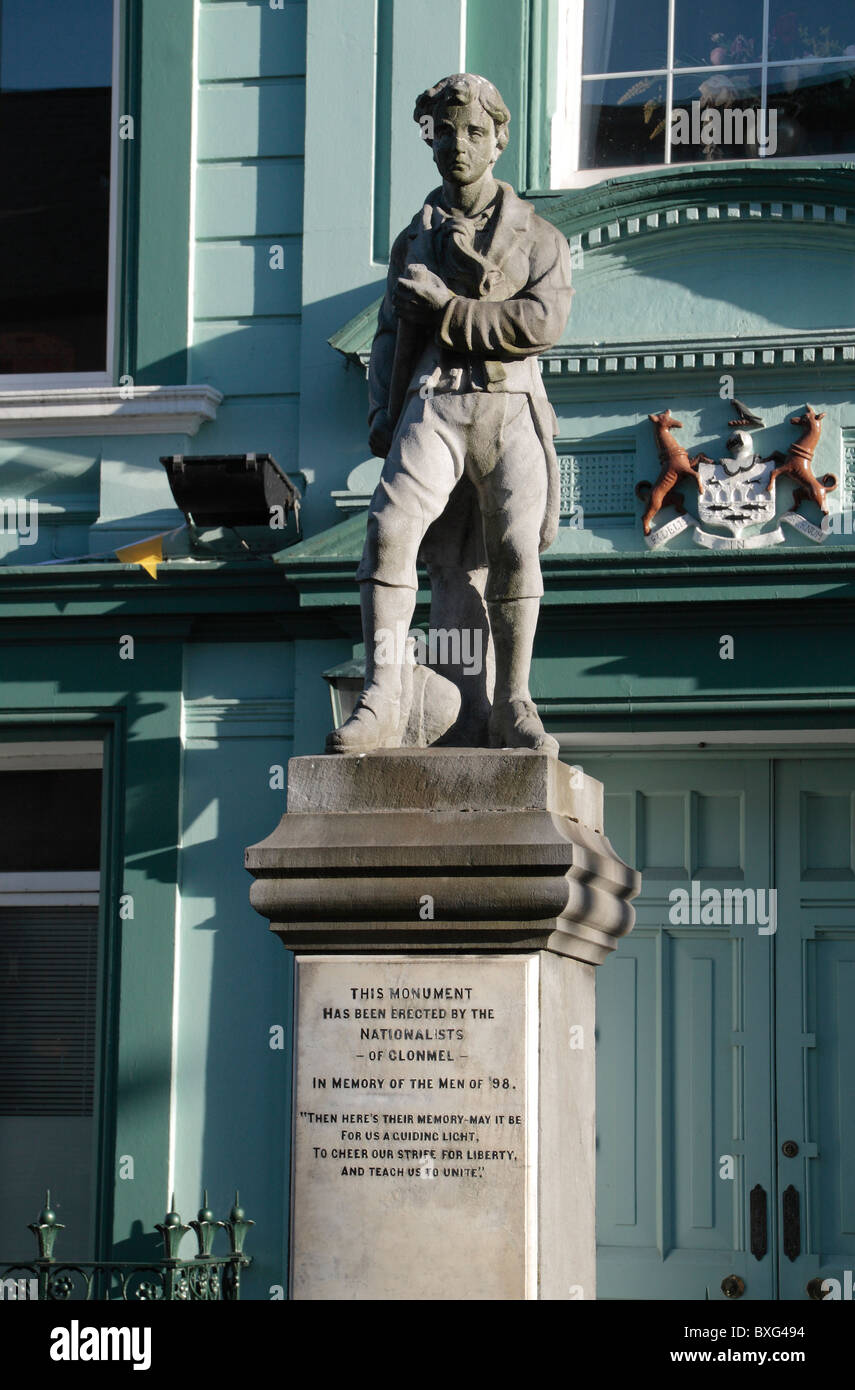 Monumento a uomini di '98 (1798 ribellione irlandese), davanti a Clonmel Town Hall, nella contea di Tipperary, Irlanda (Eire). Foto Stock