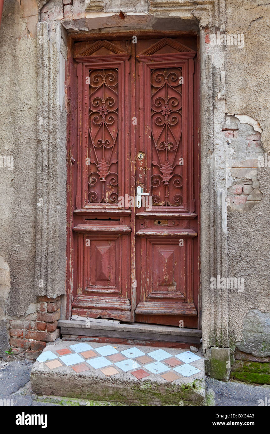 Vecchie porte alla costruzione di Tbilisi città vecchia, Kala, Georgia. JMH3974 Foto Stock