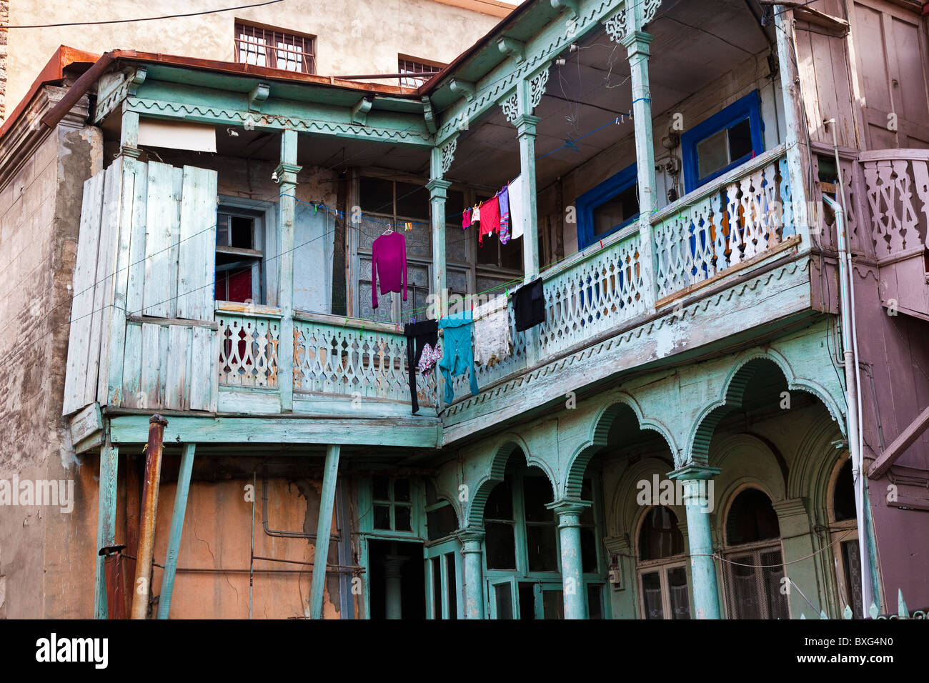 A sbalzo in legno intagliato balconied case a Tbilisi città vecchia, Kala, Georgia. JMH3978 Foto Stock