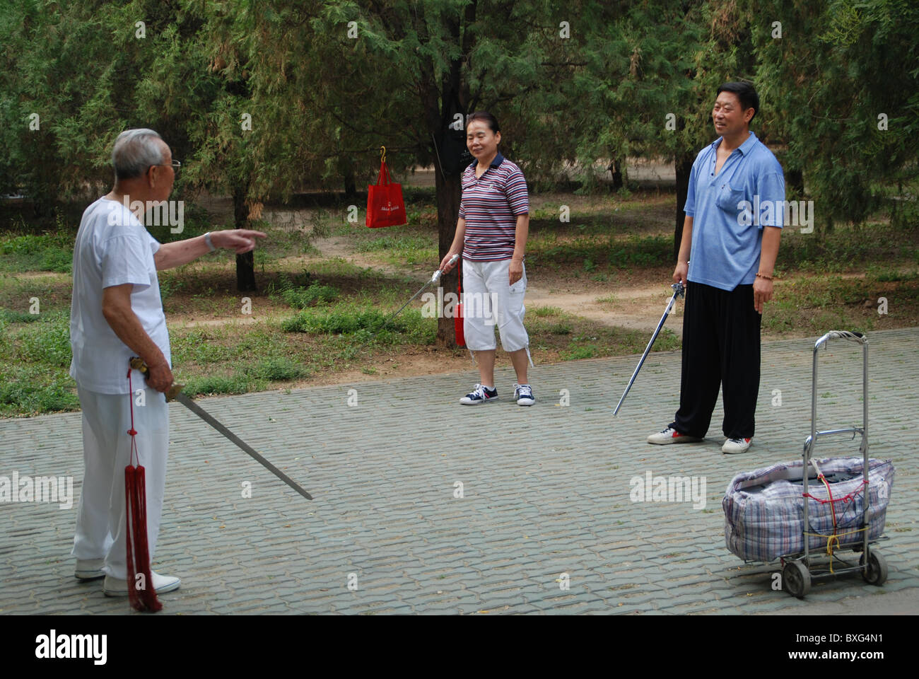 Ballo di spada, Tempio del Paradiso Park, attività mattutina, Pechino, Cina Foto Stock