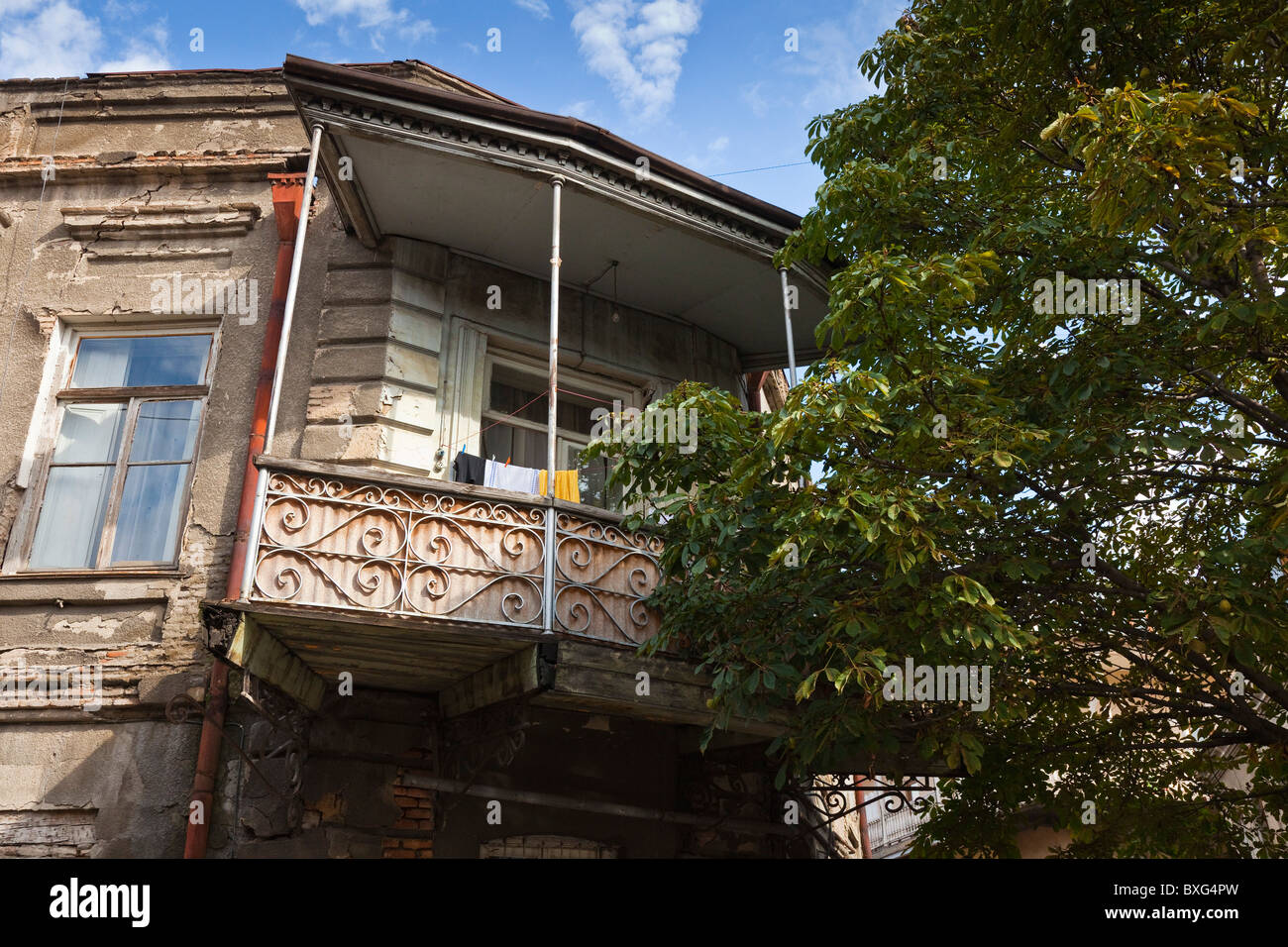 A sbalzo casa balconied a Tbilisi città vecchia, Kala, Georgia. JMH3979 Foto Stock
