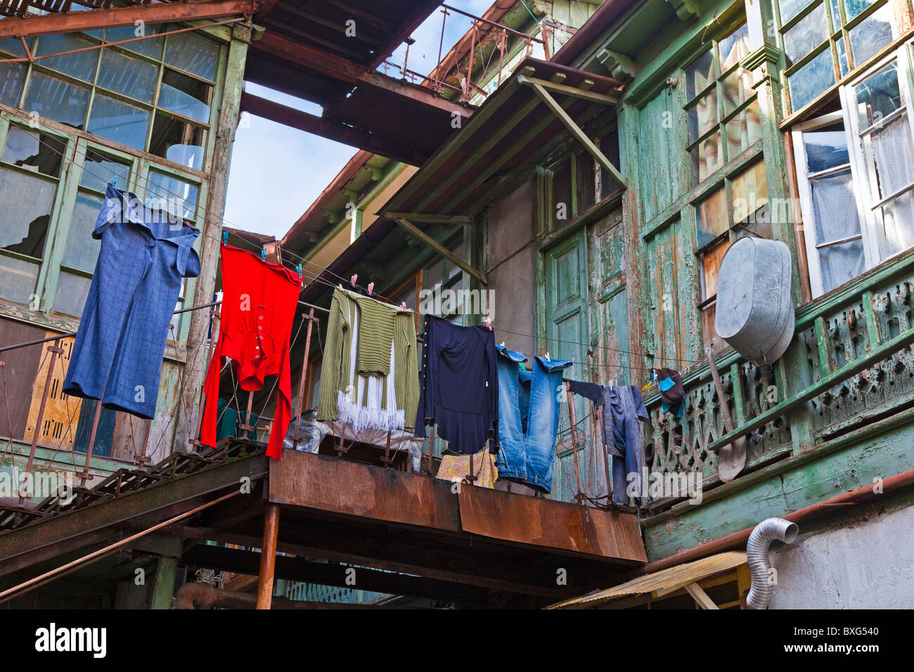 Il lavaggio appeso balconied case a Tbilisi città vecchia, Kala, Georgia. JMH3983 Foto Stock