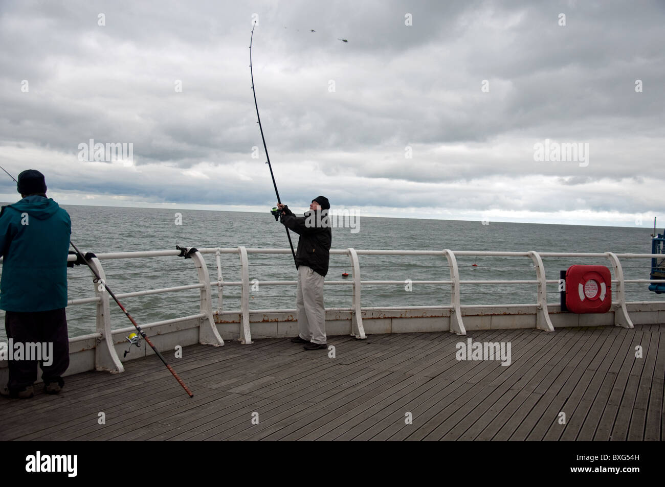 La pesca in mare in Cromer Pier Foto Stock