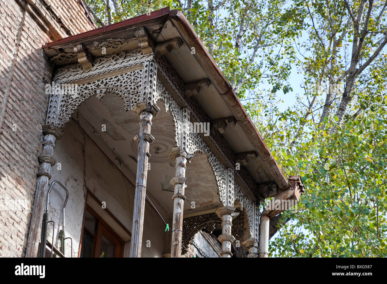 Legno intagliato casa balconied a Tbilisi città vecchia, Kala, Georgia. JMH3985 Foto Stock