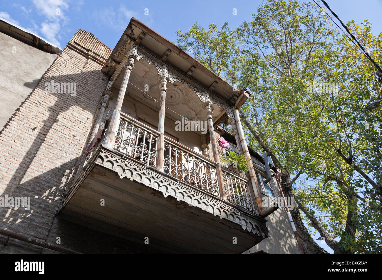 Legno intagliato casa balconied a Tbilisi città vecchia, Kala, Georgia. JMH3986 Foto Stock