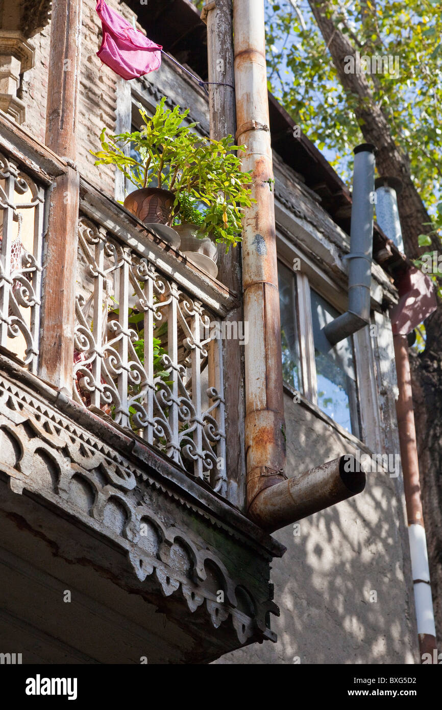 Dettaglio di legno intagliato casa balconied con metallo della canalizzazione delle acque piovane a Tbilisi città vecchia, Kala, Georgia. JMH3987 Foto Stock