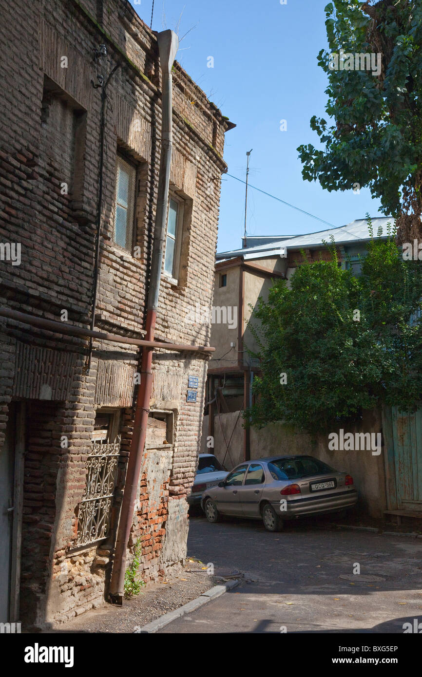 Inclinazione vecchio edificio di mattoni a Tbilisi città vecchia (Kala), Georgia. JMH3988 Foto Stock