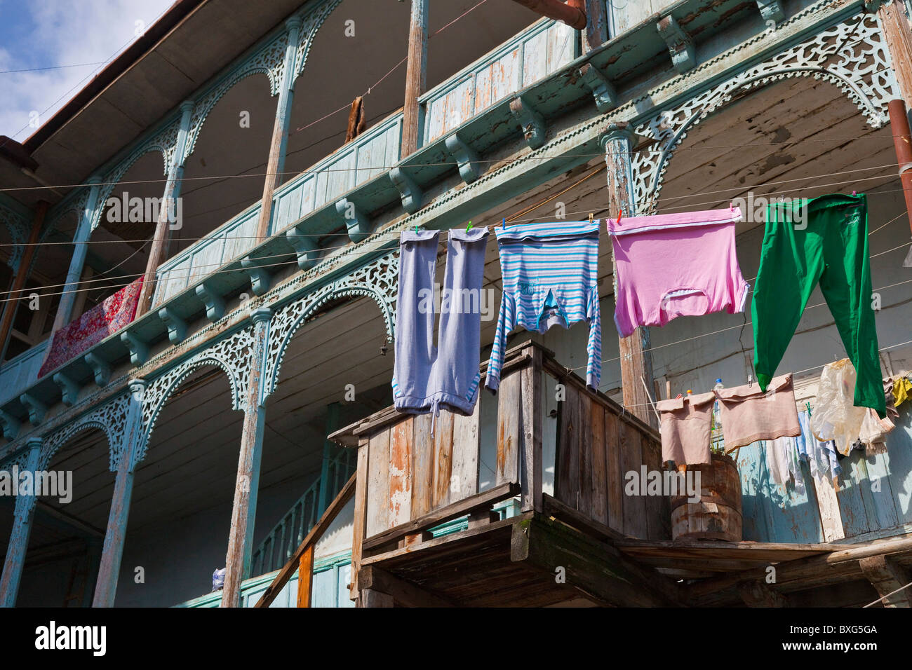 Lavaggio da appendere in legno intagliato case balconied a Tbilisi città vecchia, Kala, Georgia. JMH3989 Foto Stock