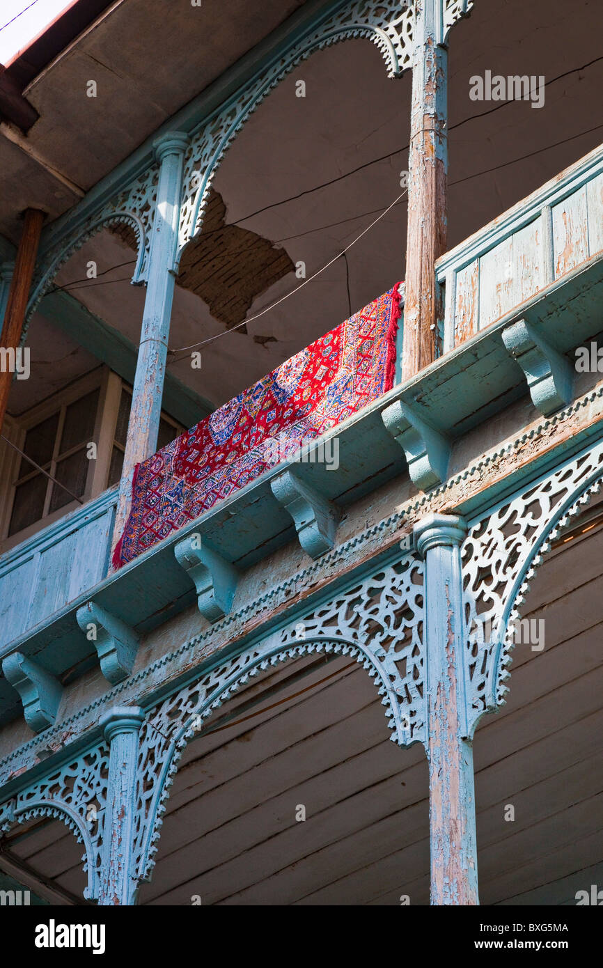 Tappeto rosso avvolto su legno scolpito casa balconied a Tbilisi città vecchia, Kala, Georgia. JMH3991 Foto Stock