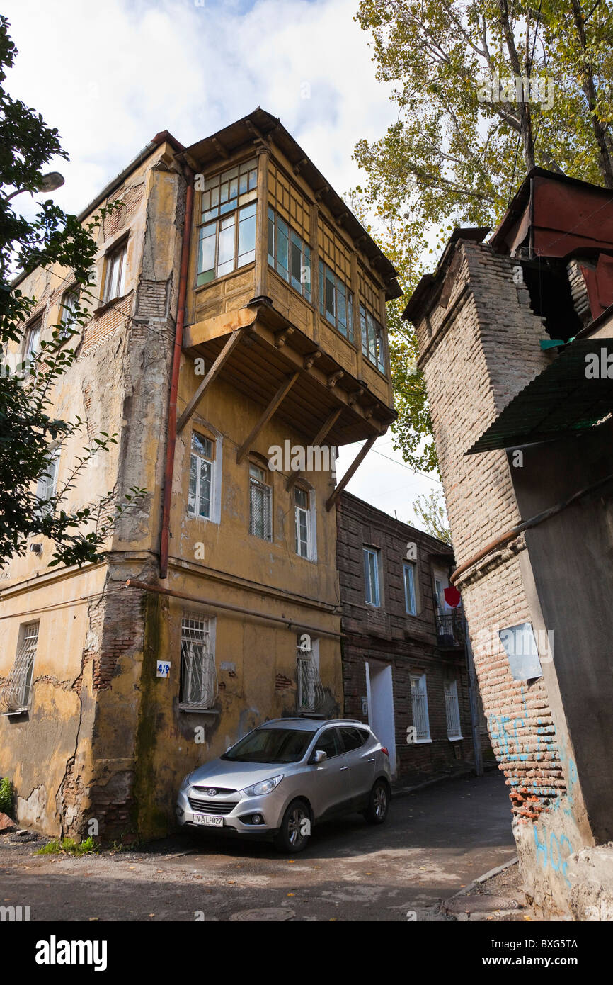 Montato a sbalzo balconied edificio a tre piani a Tbilisi città vecchia, Kala, Georgia. JMH3993 Foto Stock