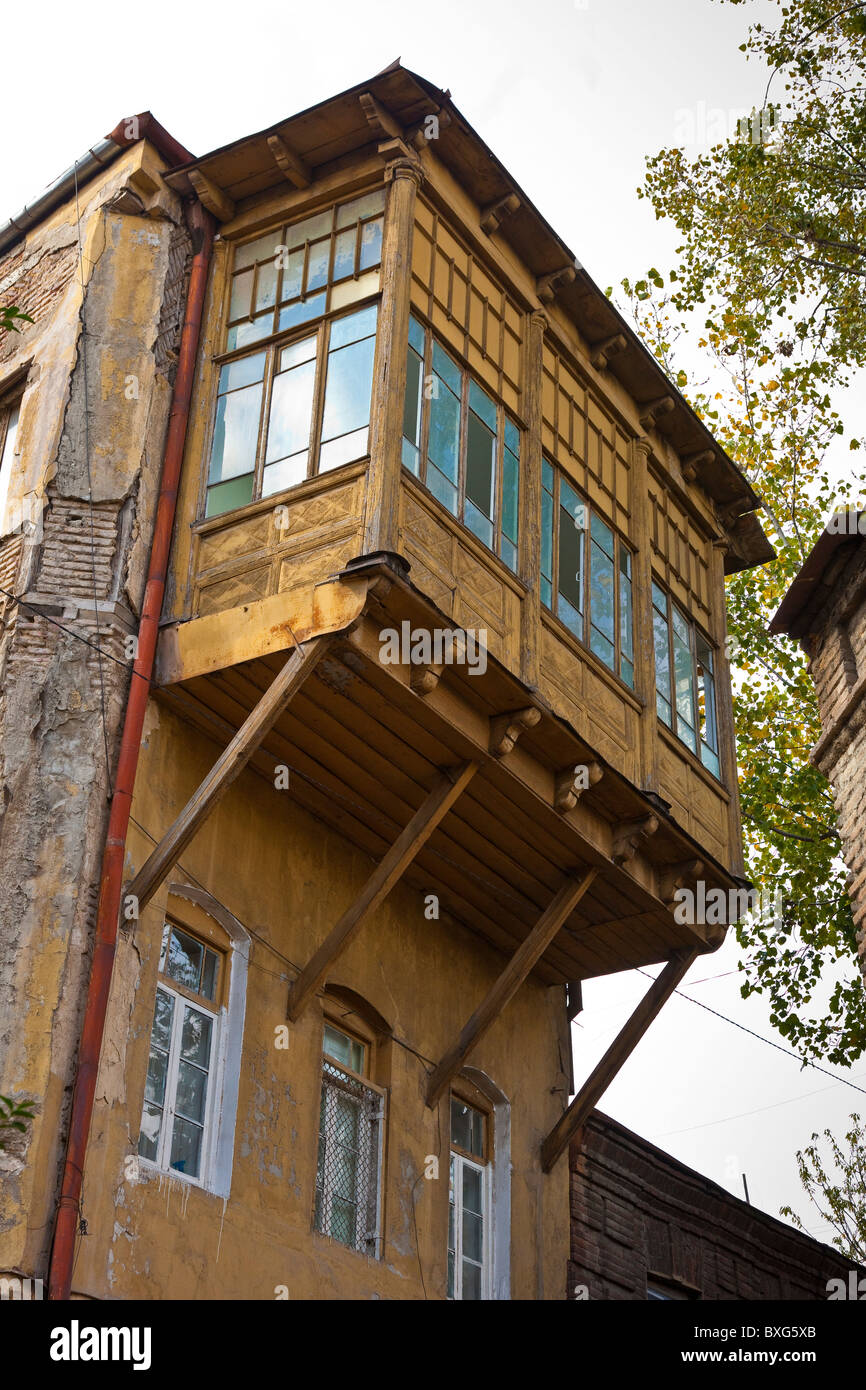 Balcone a sbalzo sulla costruzione di Tbilisi città vecchia, Kala, Georgia. JMH3994 Foto Stock