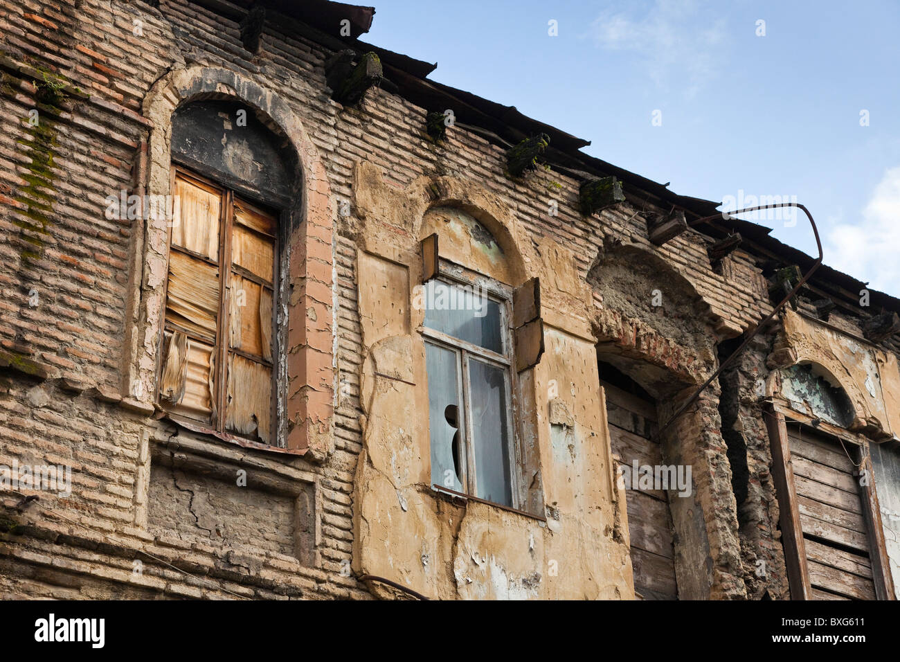 Windows decadimento del vecchio edificio a Tbilisi città vecchia (Kala), Georgia. JMH3995 Foto Stock