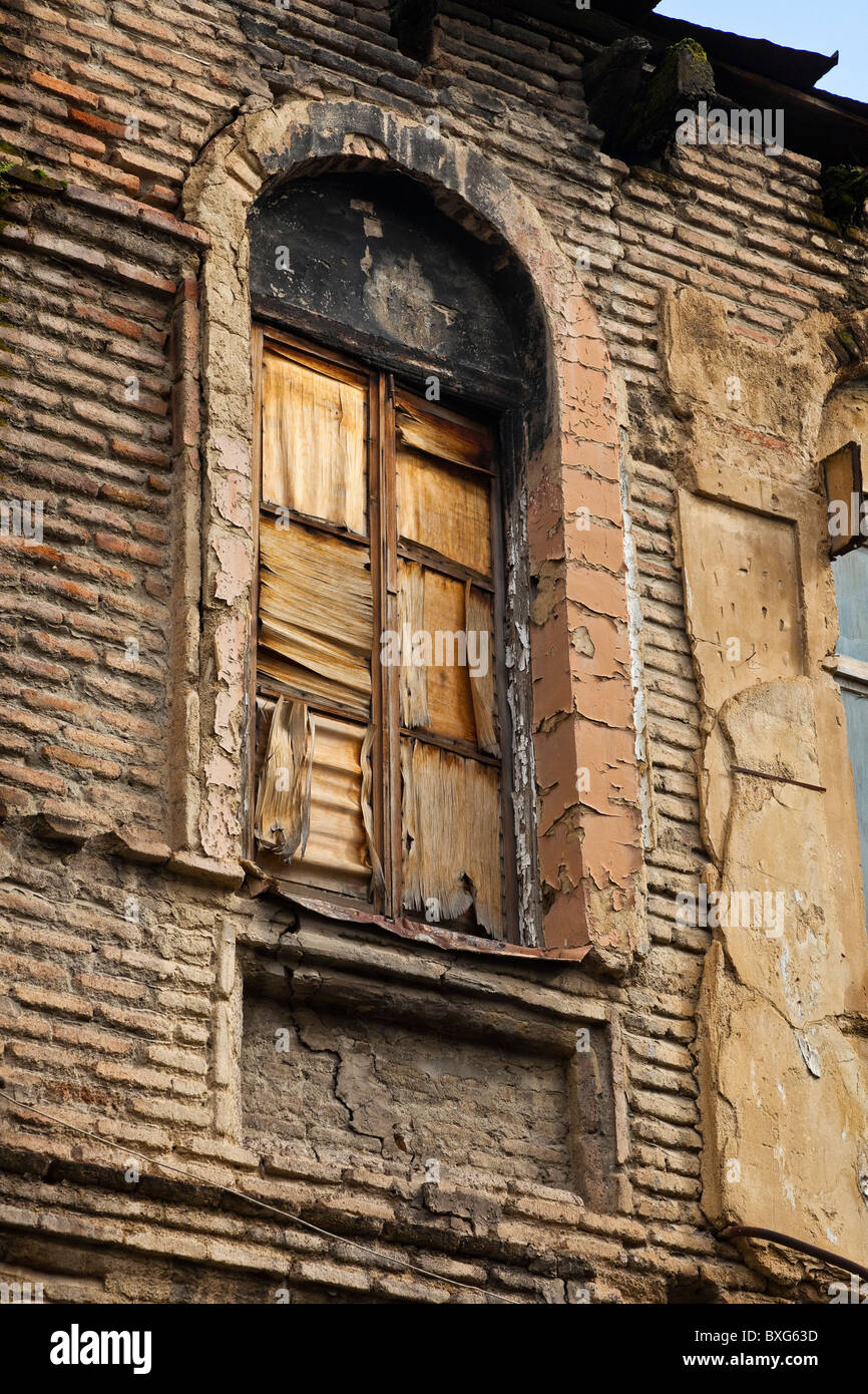 Finestra di decadimento del vecchio edificio a Tbilisi città vecchia (Kala), Georgia. JMH3996 Foto Stock