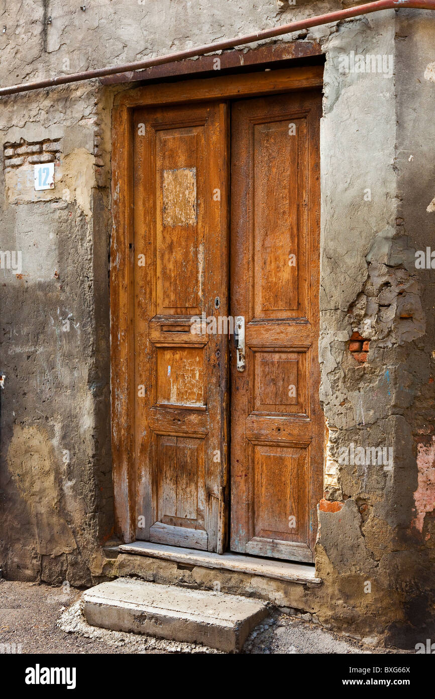 Vecchie porte in legno per un edificio a Tbilisi città vecchia, Kala, Georgia. JMH3997 Foto Stock