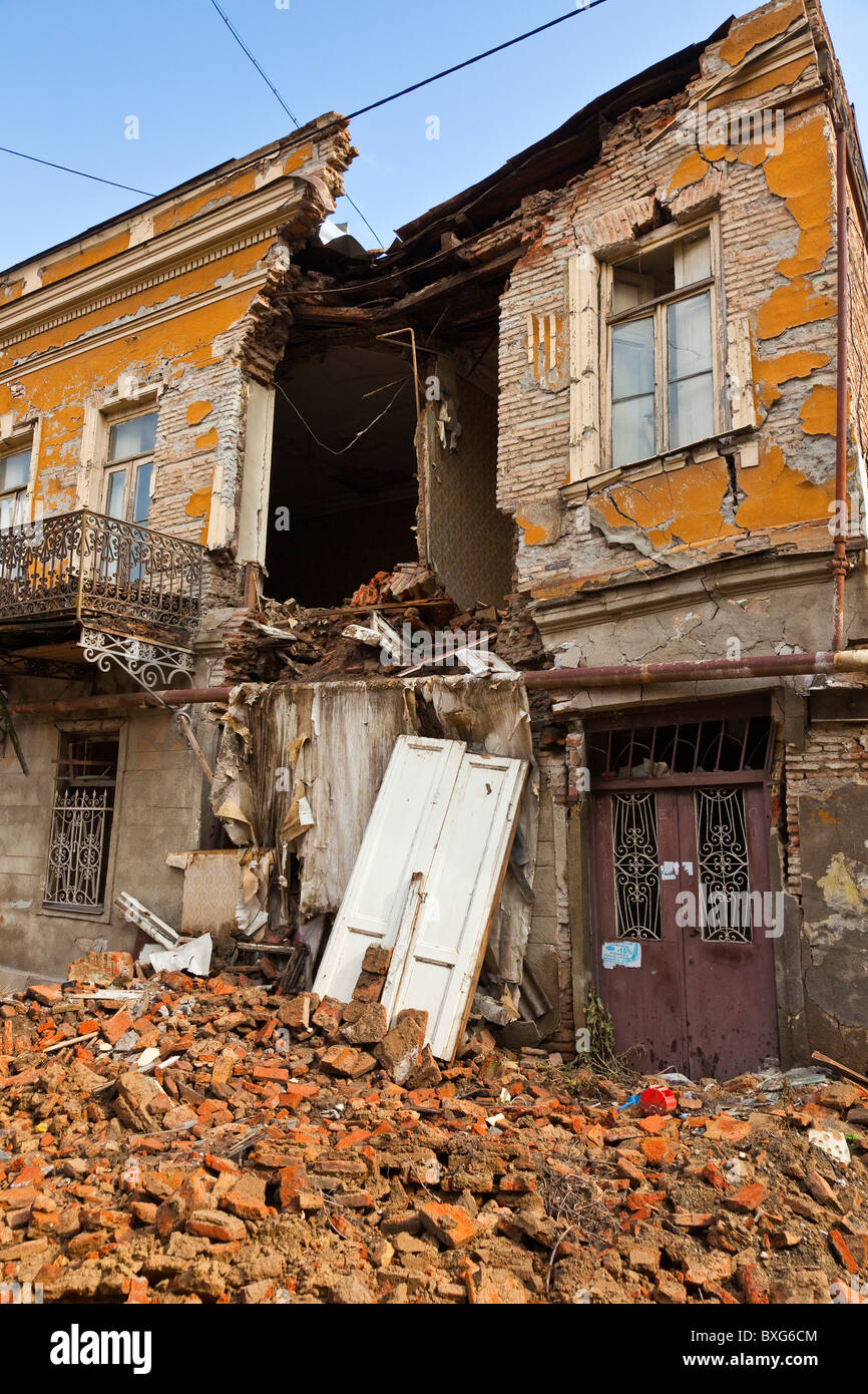 Collassare fatiscente balconied vecchio edificio a Tbilisi città vecchia, Kala, Georgia. JMH4000 Foto Stock