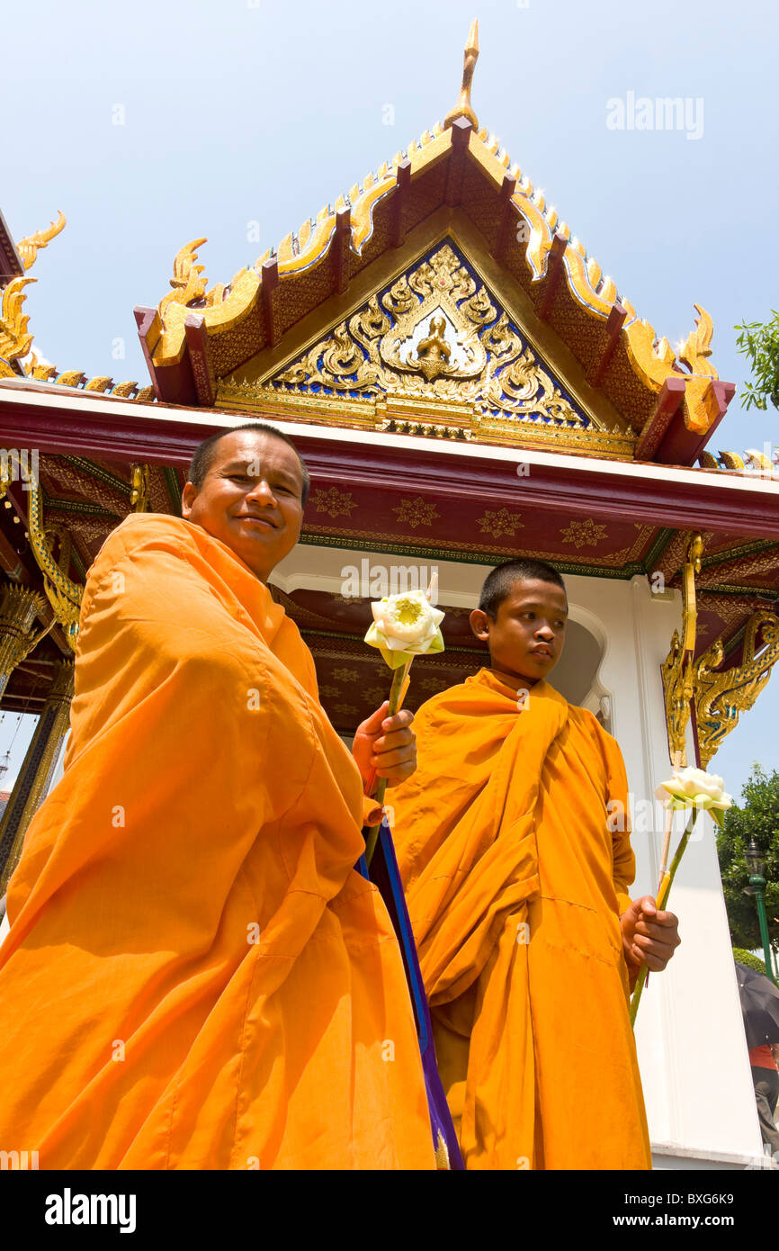 I monaci buddisti di Wat Phra Kaew o tempio reale per i motivi del Grand Palace a Bangkok, in Thailandia. Foto Stock