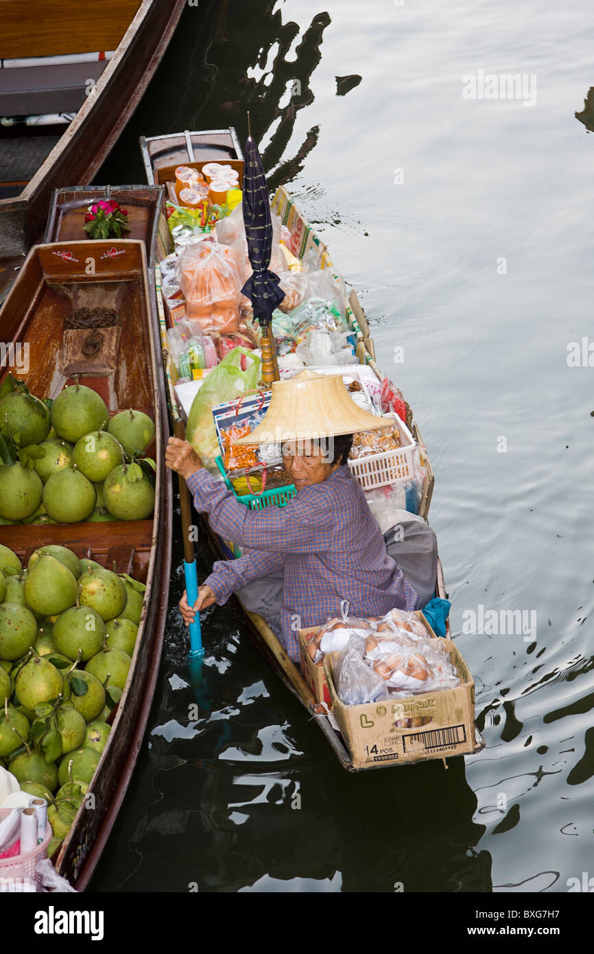 Donna venditore in khlong imbarcazione in Damnoen Sakuak mercato galleggiante al di fuori di Bangkok, Thailandia Foto Stock