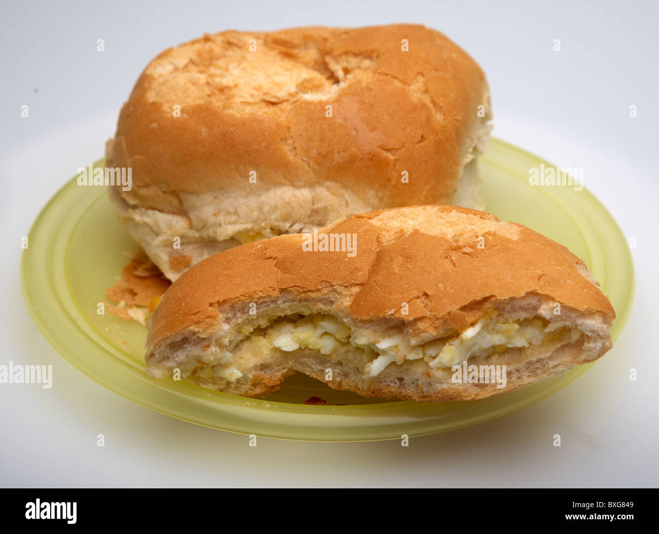 Gustosa la metà mangiato bun, lungo il lato a uneaten uno Foto Stock