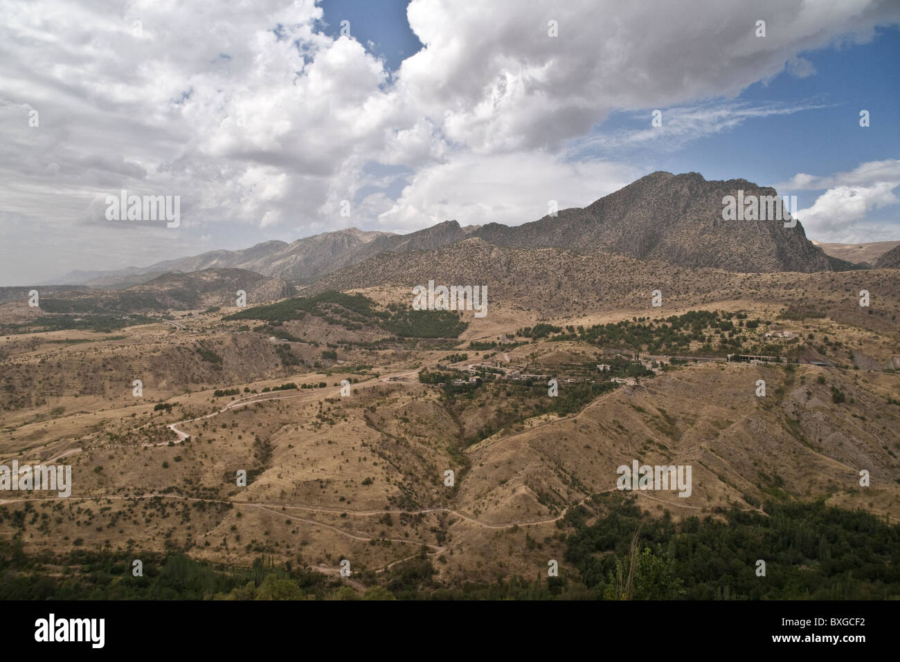 La gamma Beshesh dei Monti Zagros visti dalla città di Amadiya, vicino al confine turco, nella regione autonoma curda dell'Iraq settentrionale. Foto Stock