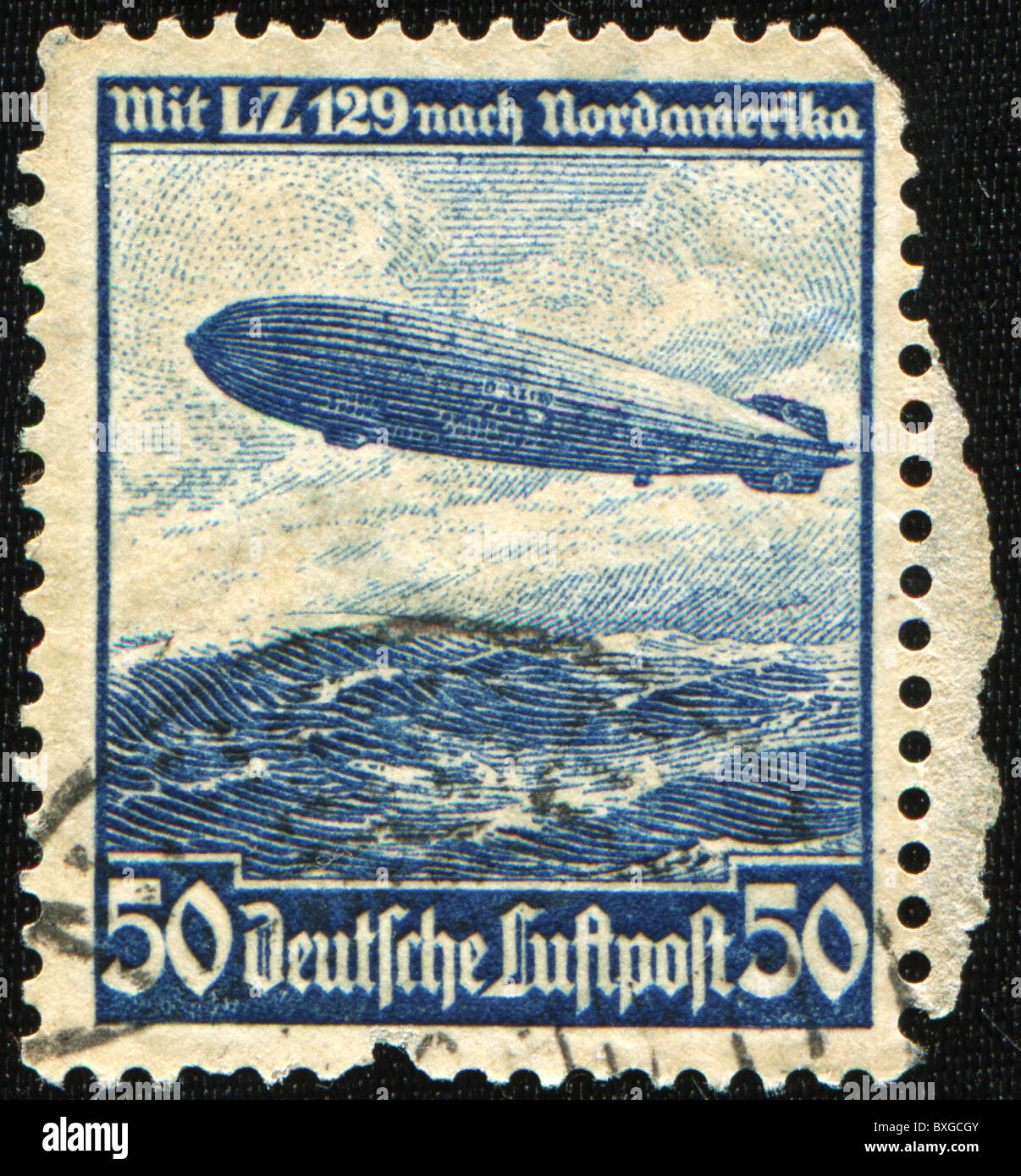 Reich tedesco - circa 1936: Airmail timbro stampato nel Reich tedesco mostra Zeppelin LZ 129 Hindenburg al di sopra del Nord America Foto Stock