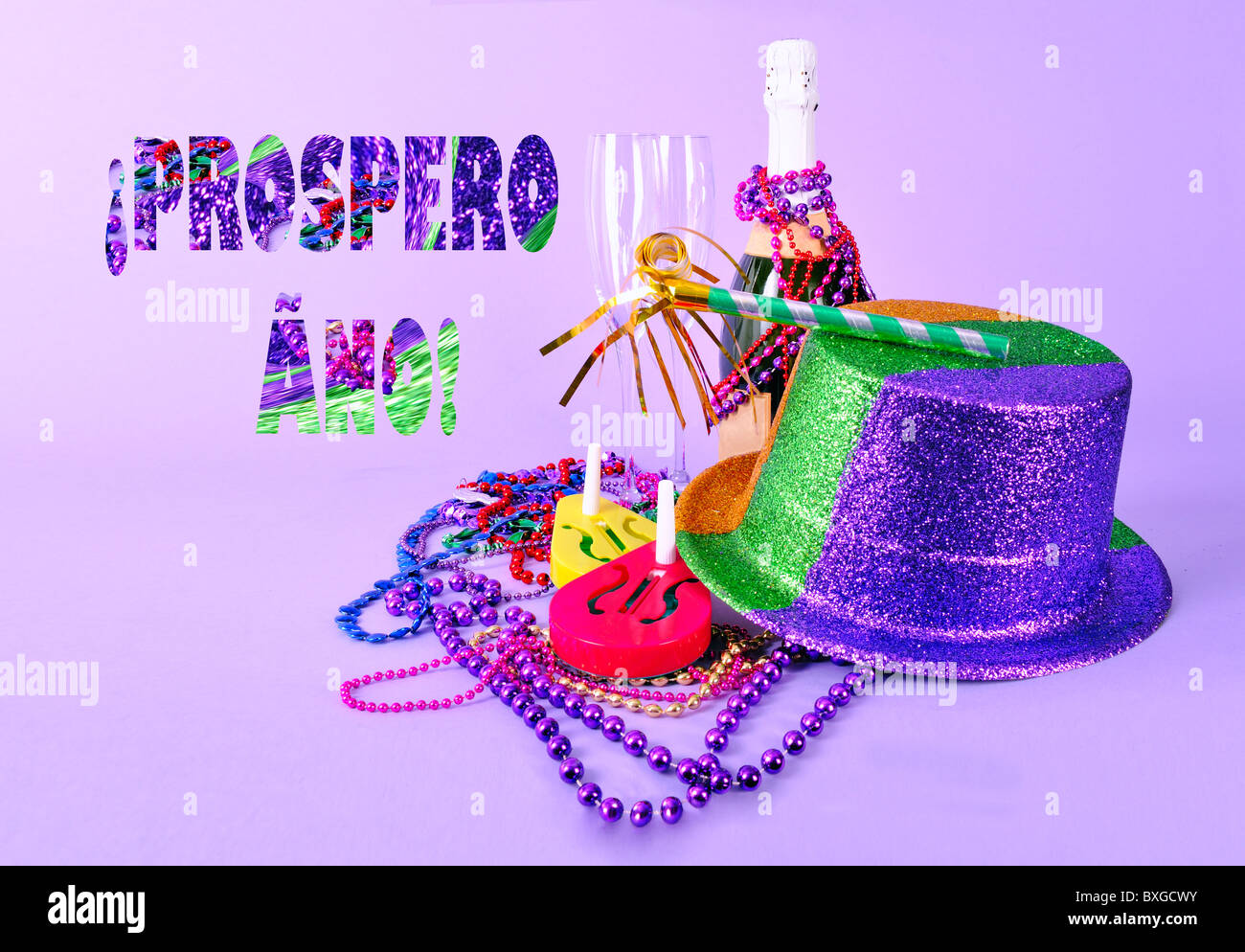 Cartolina di vacanza spagnola o invito alla festa Prospero Ano Happy New Year 2024 bottiglia di champagne natura morta flauti perline noisemaker Foto Stock