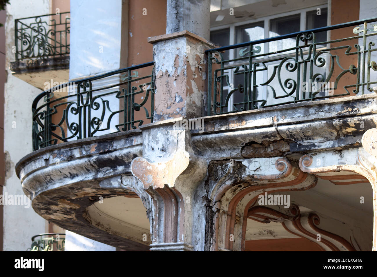 Balcone del vecchio albergo chiuso per restauro, Yalta, Crimea, Ucraina Foto Stock