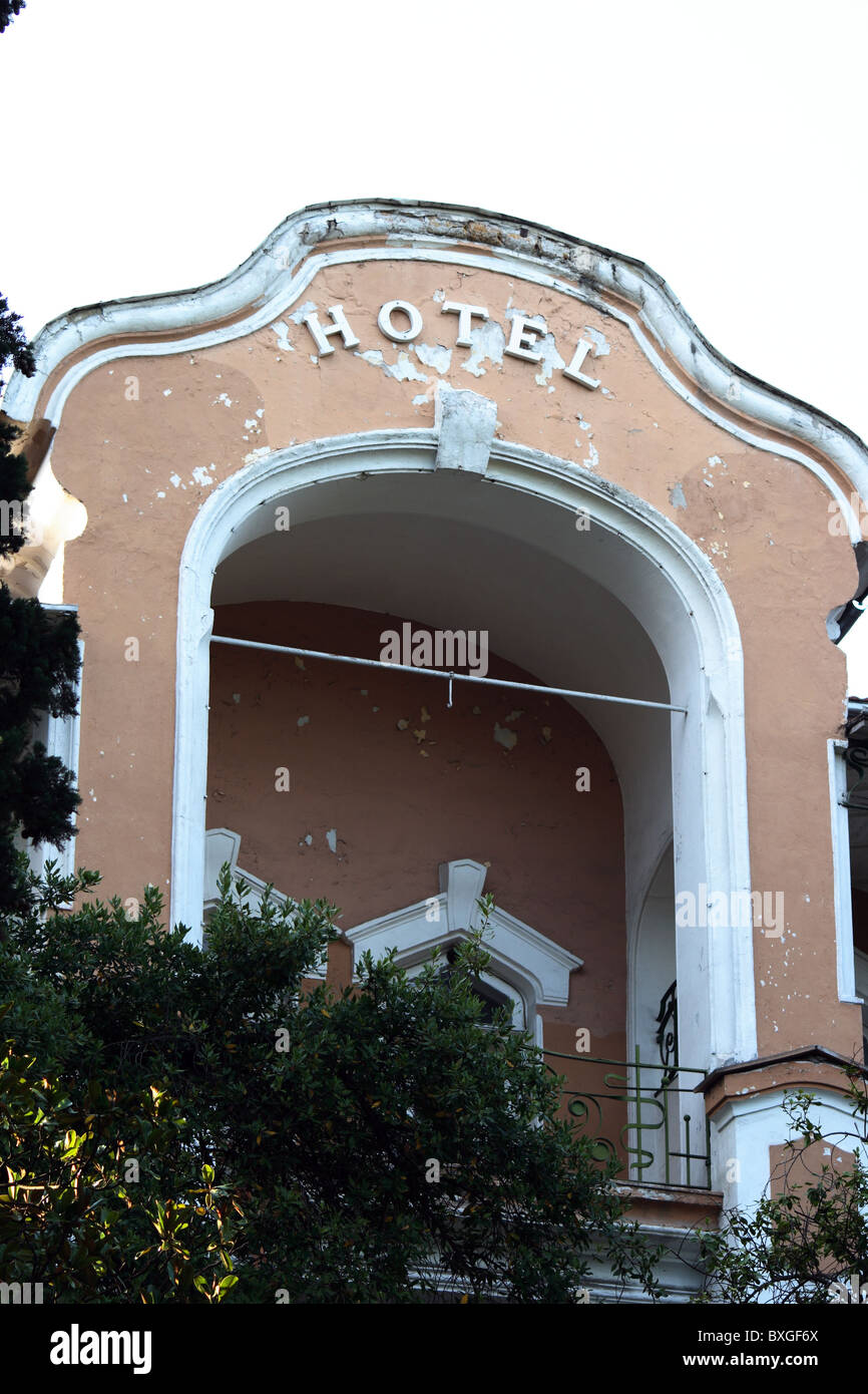 Peeling facciata del vecchio albergo chiuso per restauro, Yalta, Crimea, Ucraina Foto Stock