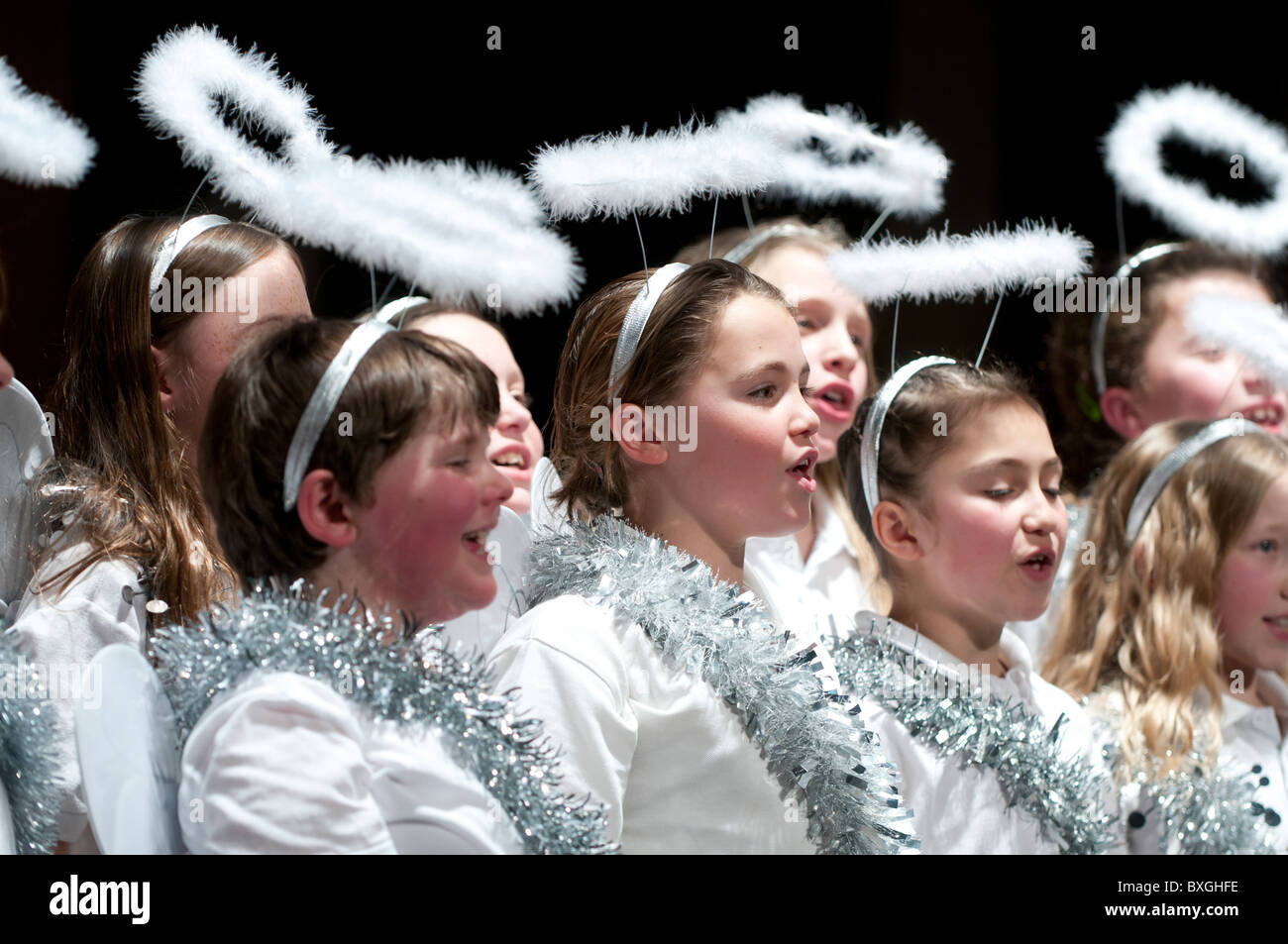 I bambini vestiti da angeli di eseguire in una scuola primaria di Natale  Presepi natalizi play, REGNO UNITO Foto stock - Alamy