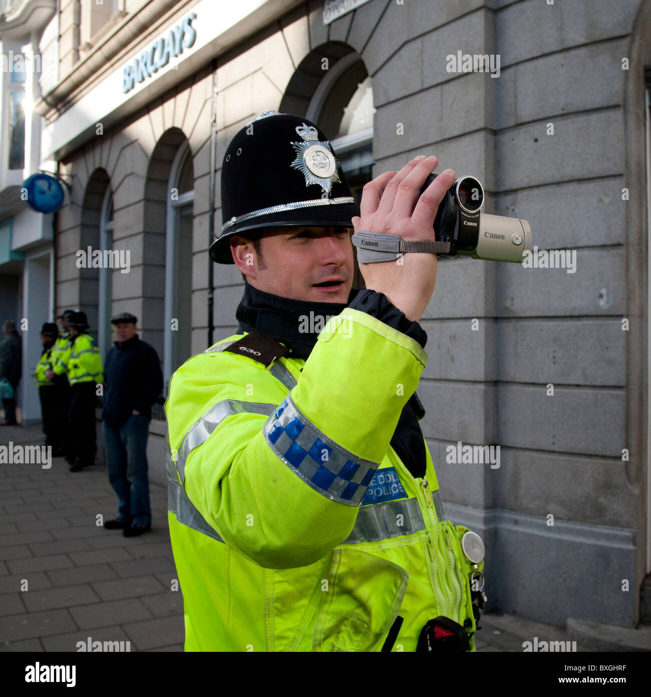 Montare polizia avanti team intelligente officer di filmare la protesta degli studenti contro l'istruzione tagli, Aberystwyth Wales UK Foto Stock