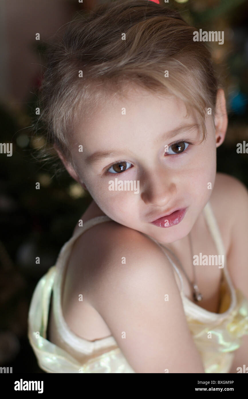 Bambina che posano per una foto a Natale. Foto Stock