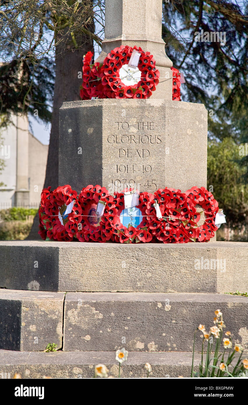 Il papavero ghirlande prevista su un memoriale di guerra nel cimitero di Clifton Bristol Foto Stock