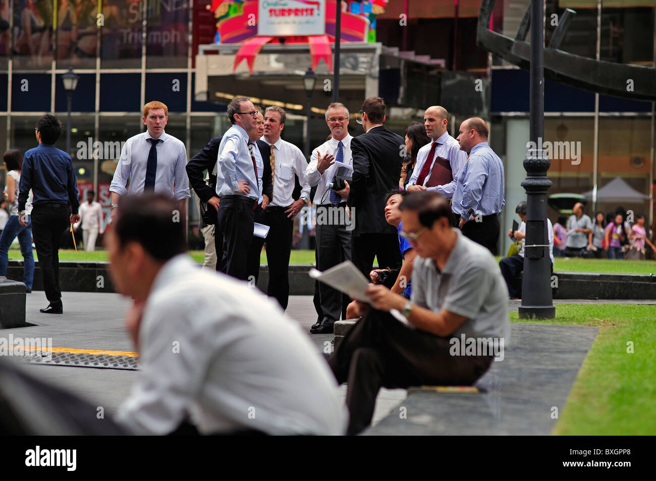 Persone Business Meeting all'aperto Raffles Place Singapore Foto Stock