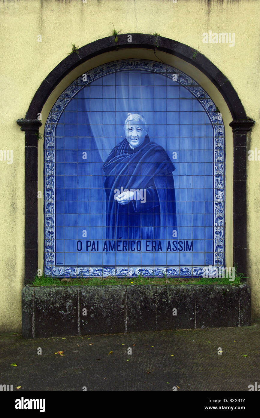 Murale in piastrelle blu omaggio a padre Américo, sacerdote cattolico e figura religiosa delle Azzorre. Scopo della casa di Gaiato è accogliere i bambini. Foto Stock