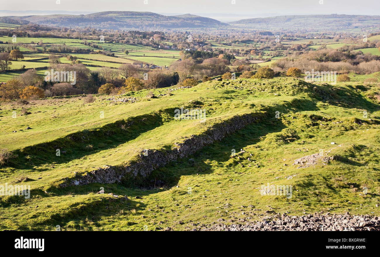 Lavori di sterro di età del ferro hill fort Dolebury Camp in Somerset con vedute di Mendip Hills e la Severn Estuary Foto Stock