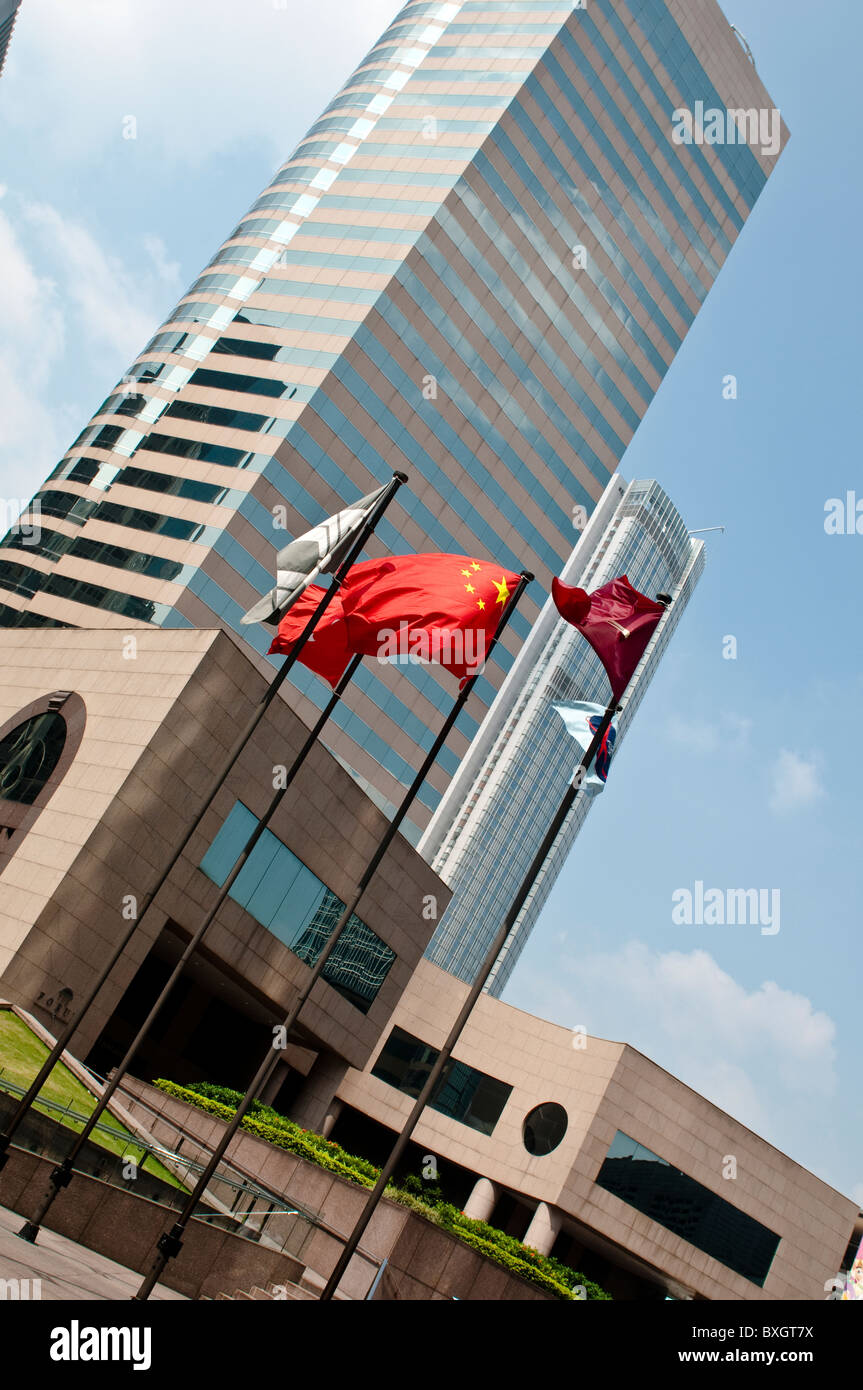 Bandiera cinese sventolare a Exchange Square, Central, Isola di Hong Kong, Cina Foto Stock