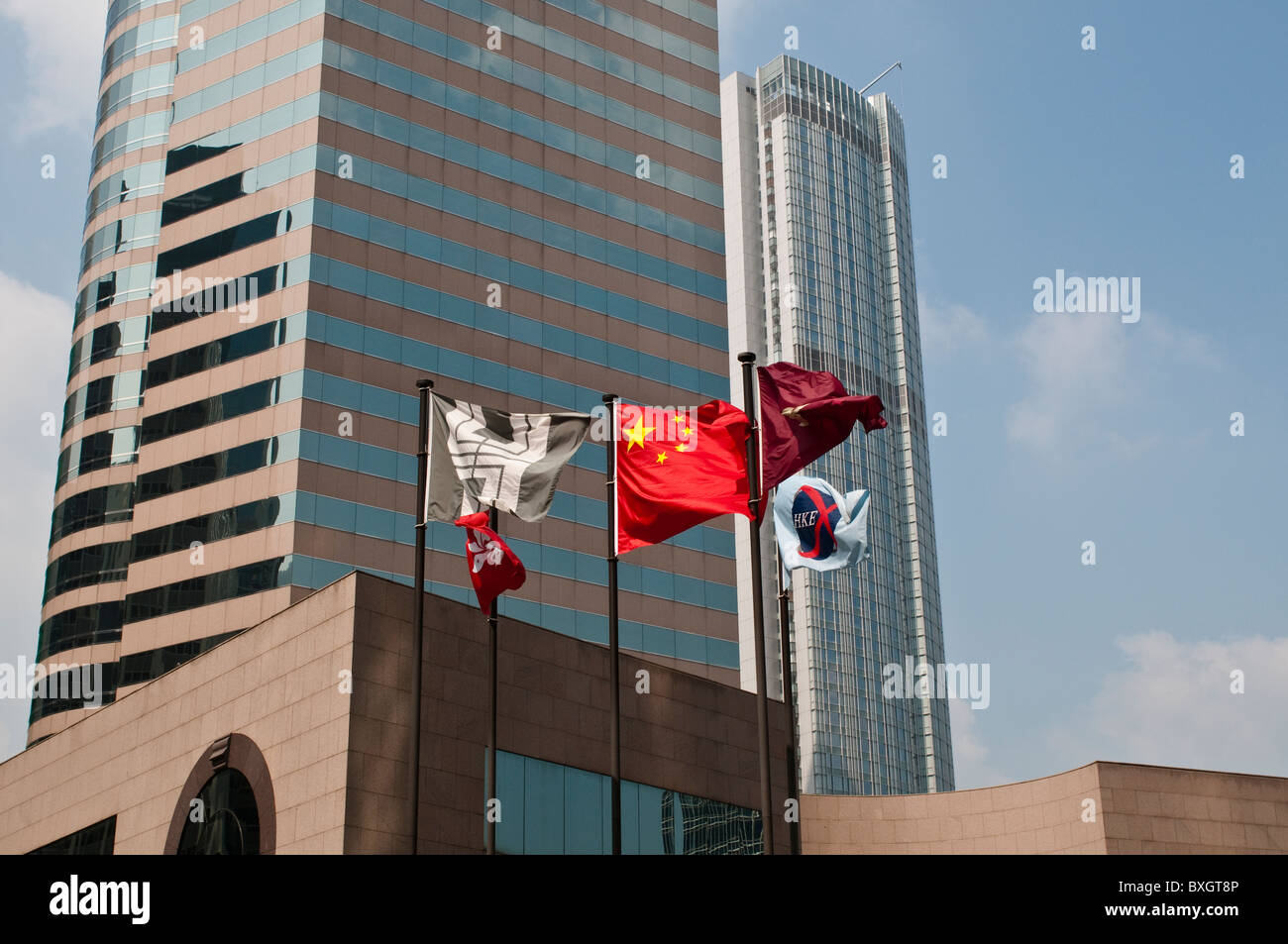 Bandiera cinese sventolare a Exchange Square, Central, Isola di Hong Kong, Cina Foto Stock