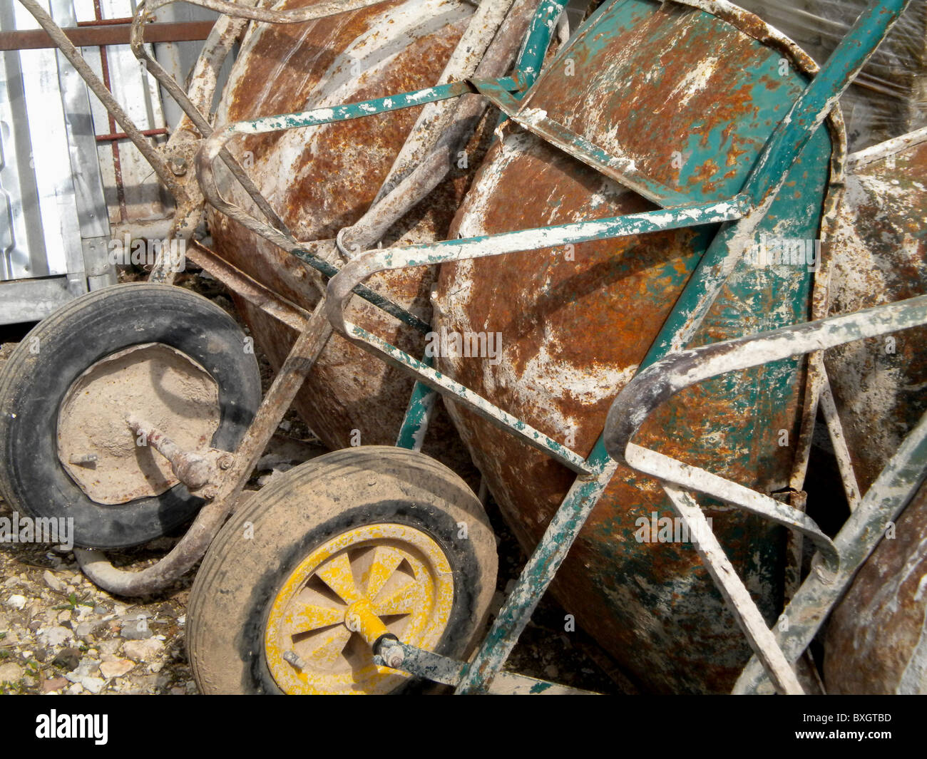 Barrow in cantiere per il trasporto di materiale da costruzione e strumenti Foto Stock