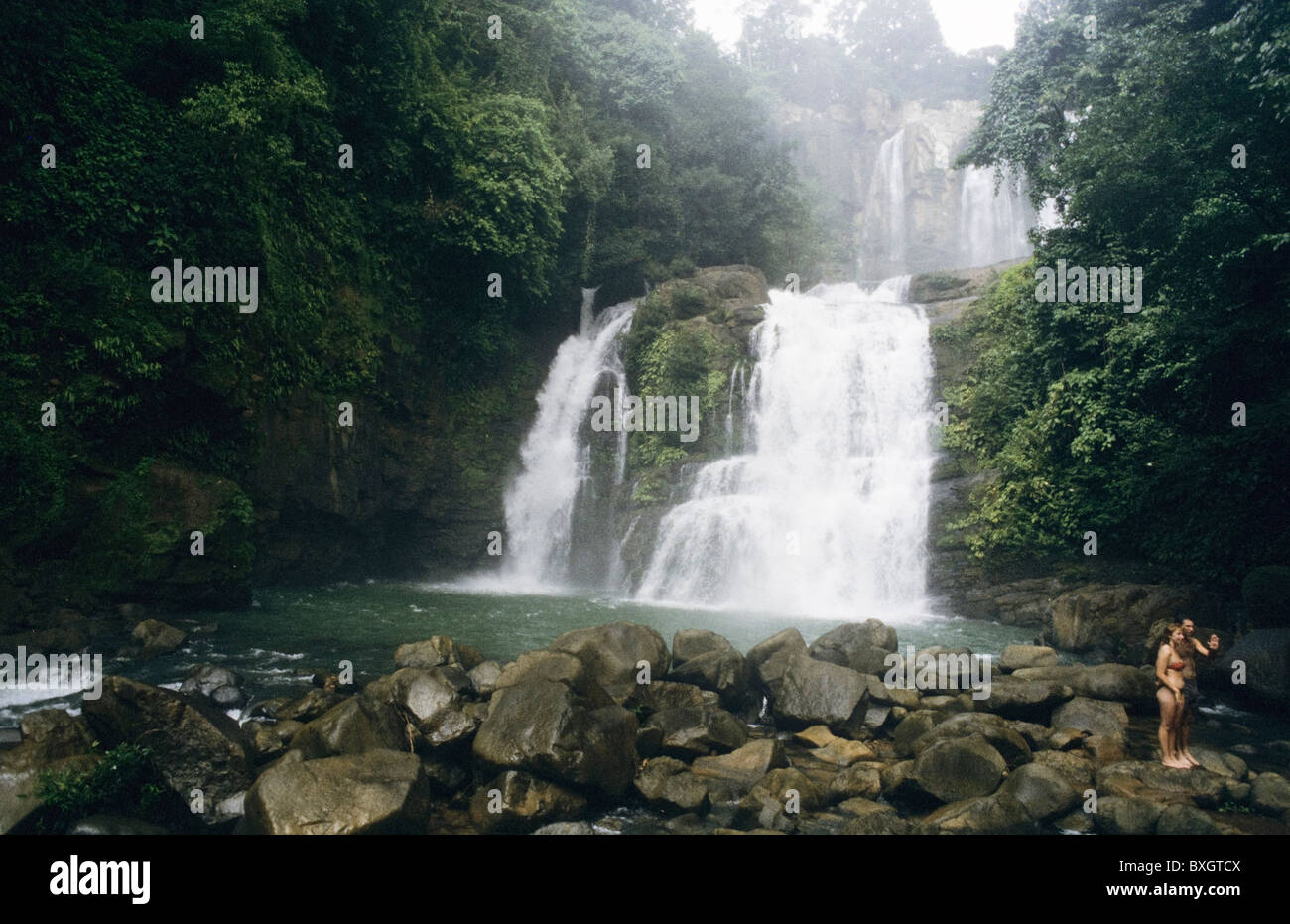 Costa Rica, Wasserfall Nauyaca bei Dominical, Touristen, Cascata turisti Foto Stock