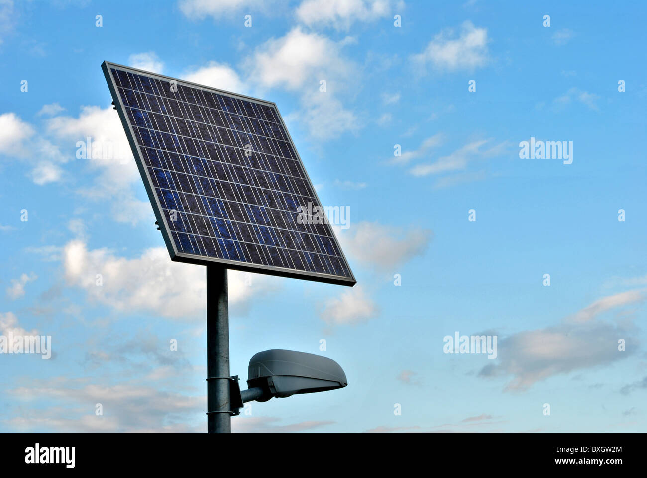 I pannelli solari per produrre energia elettrica sfruttando i raggi del sole per illuminare la strada di montagna Foto Stock