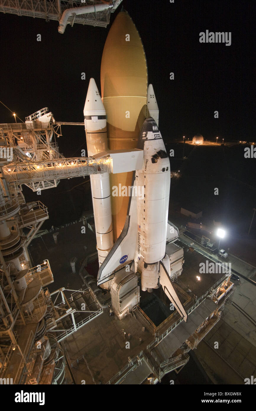 Lo space shuttle Discovery è visibile sulla rampa di lancio 39A Foto Stock
